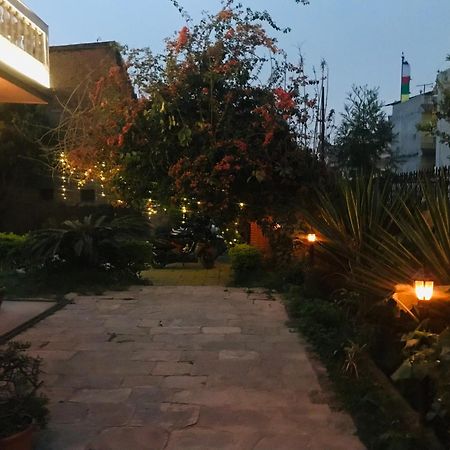 Hotel Lotus Garden Kathmandu Bagian luar foto