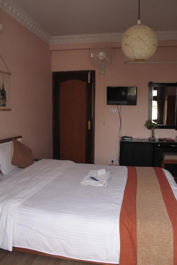 Hotel Lotus Garden Kathmandu Bagian luar foto
